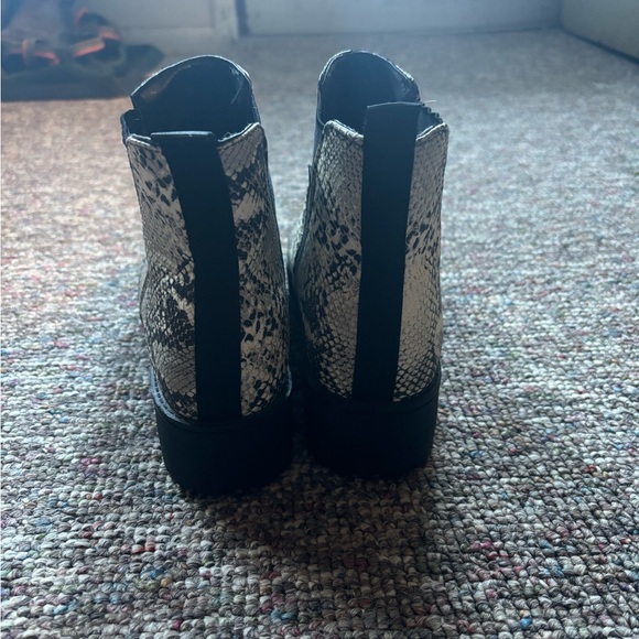 Size 8.5 Qupid Snake Skin Chelsea Boot - Picture 2 of 6